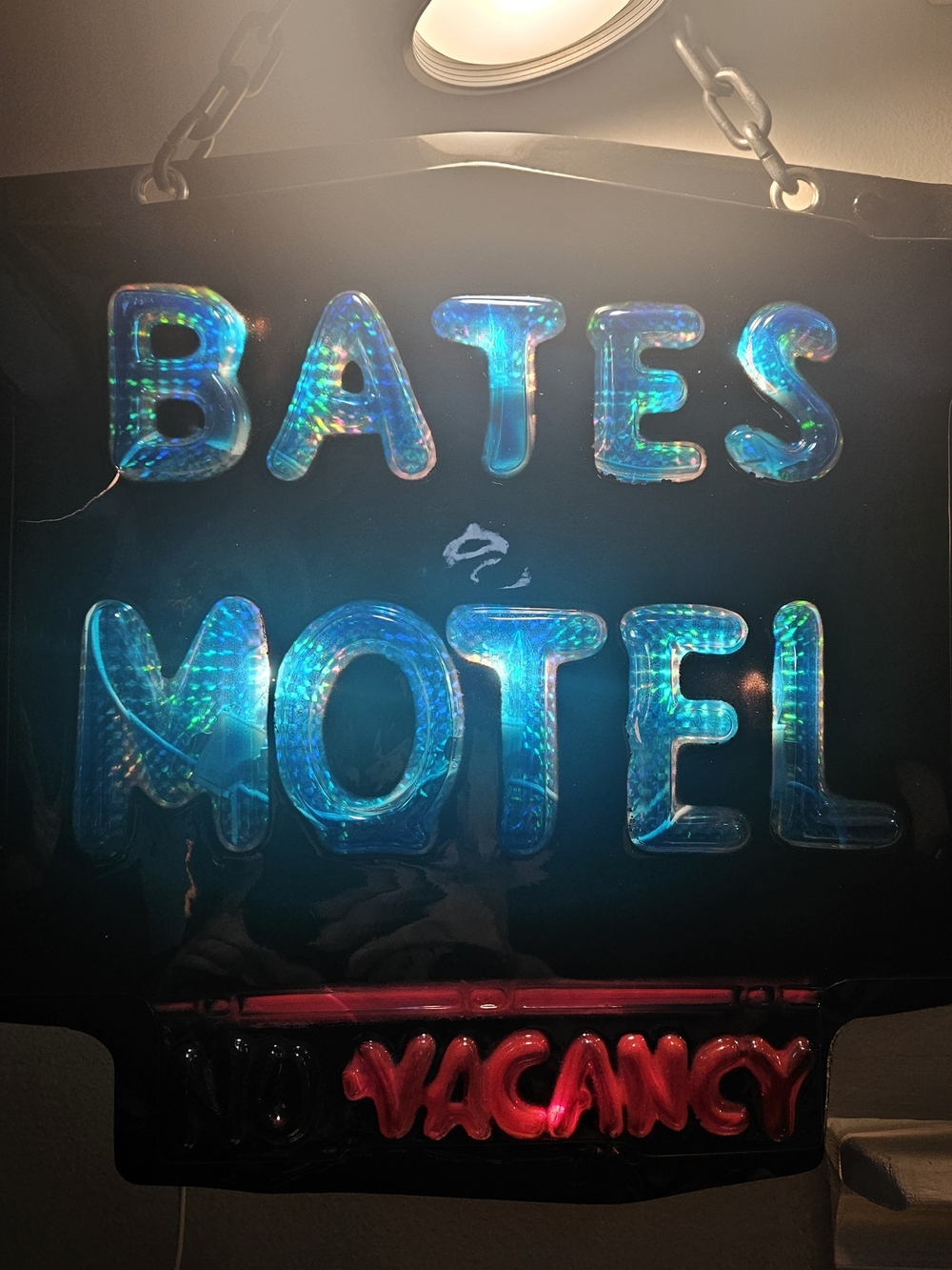 Rubie's Holographic 'BATES MOTEL' Balloon Sign with Red 'VACANCY' Accent